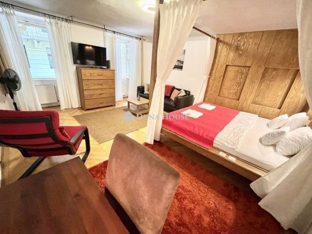 Eladó téglalakás, Budapesten, V. kerületben 128 M Ft, 2 szobás