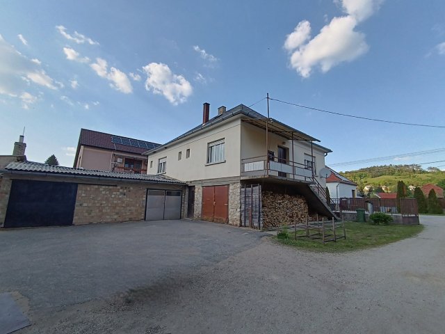 Eladó családi ház, Bakonybélben 71.9 M Ft, 6 szobás