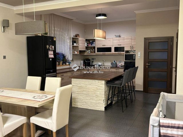 Eladó családi ház, Szarvason 135 M Ft, 8 szobás