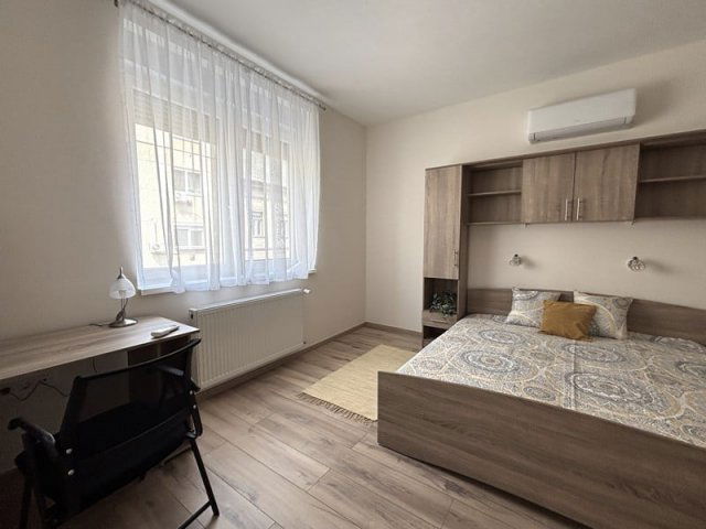 Kiadó téglalakás, albérlet, Pécsett, Sándor utcában, 3 szobás