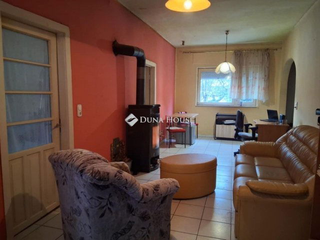 Eladó családi ház, Karádon 34 M Ft, 3 szobás