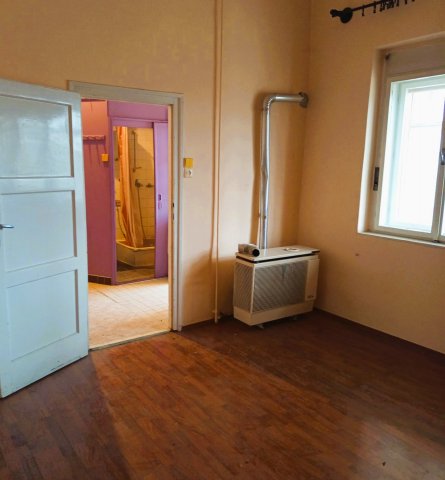 Eladó téglalakás, Szolnokon 22.9 M Ft, 1 szobás