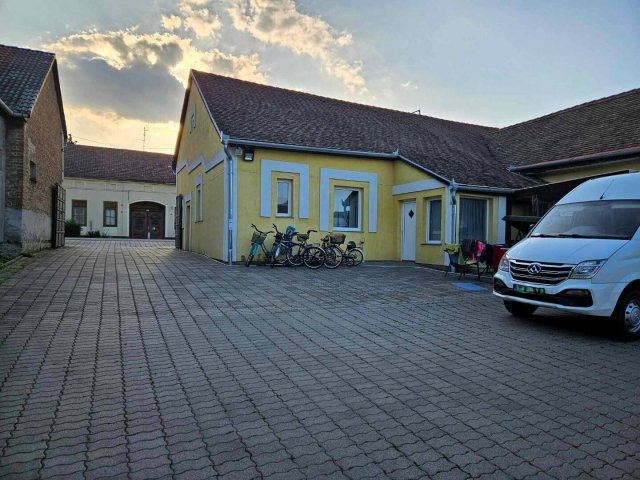 Eladó üzlethelyiség, Mohácson 130 M Ft, 5 szobás
