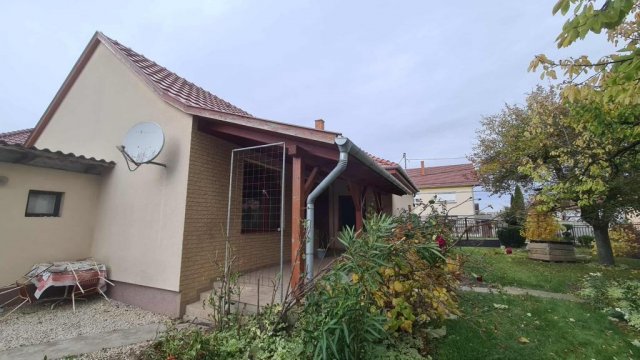 Eladó családi ház, Bősárkányon 49.99 M Ft, 3 szobás