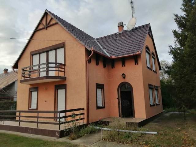 Eladó családi ház, Balatonszárszón 104.9 M Ft, 7 szobás