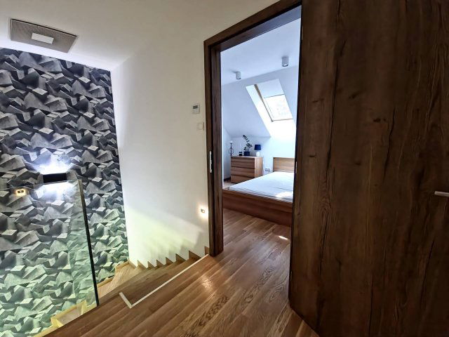 Eladó családi ház, Szigetszentmiklóson 147.75 M Ft, 3+2 szobás