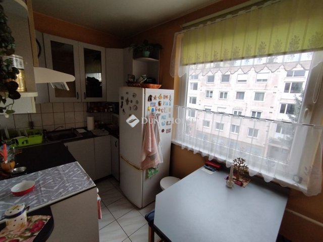 Eladó panellakás, Tatabányán 49.99 M Ft, 4 szobás