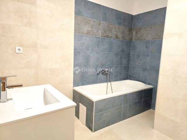 Eladó téglalakás, Pécsett 109.9 M Ft, 4 szobás