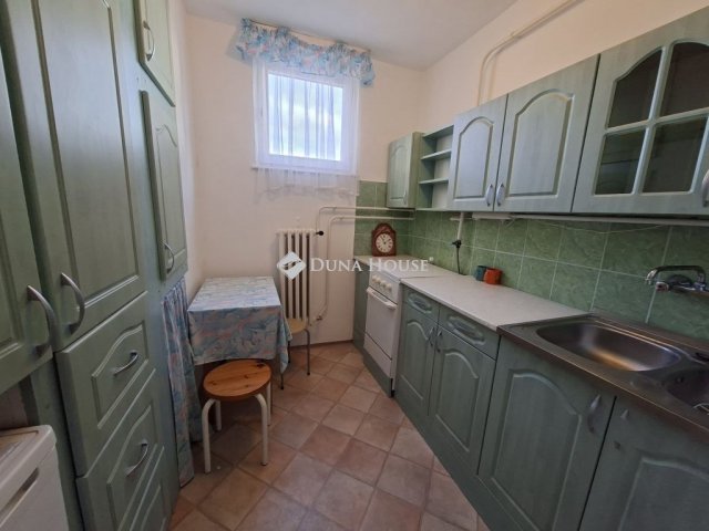 Eladó panellakás, Hatvanban 40 M Ft, 2 szobás