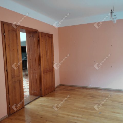 Eladó családi ház, Pápán 89.9 M Ft, 4 szobás