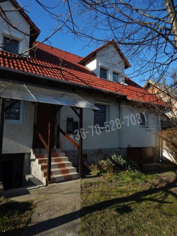 Eladó családi ház, Tatán 150 M Ft, 8 szobás