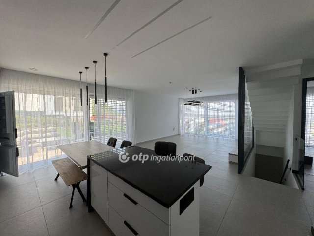 Kiadó családi ház, albérlet, Budaörsön 2000 E Ft / hó