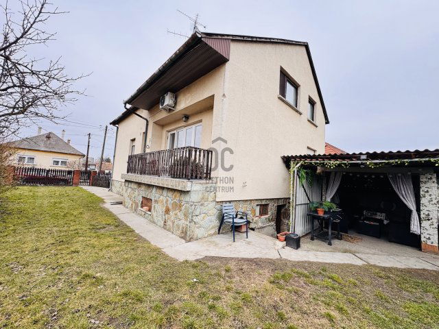 Eladó családi ház, Győrzámolyon 69.9 M Ft, 6 szobás