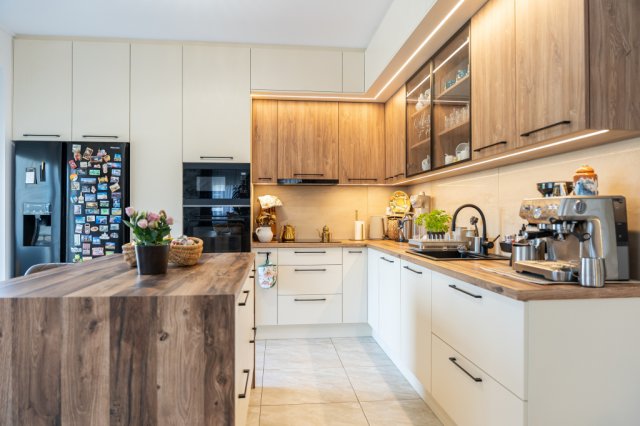 Eladó családi ház, Ajkán 72.9 M Ft, 5 szobás