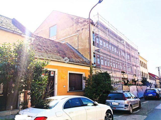 Eladó családi ház, Esztergomban, Jókai Mór utcában 165 M Ft