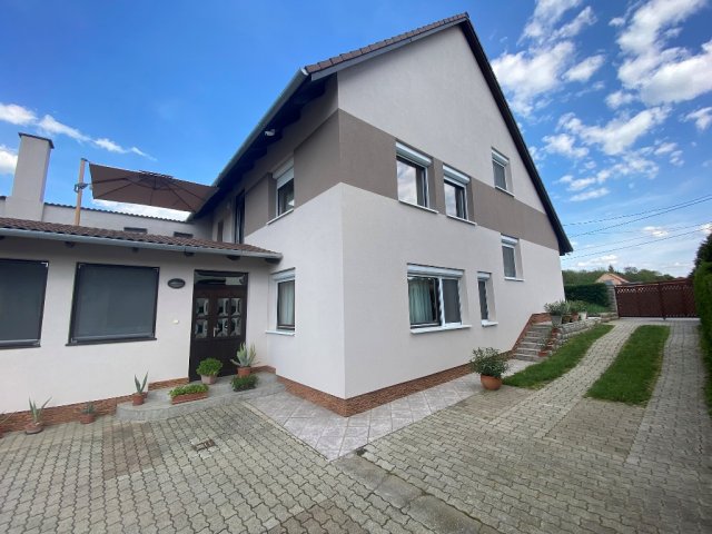 Eladó családi ház, Pécsett 139.9 M Ft, 6+1 szobás