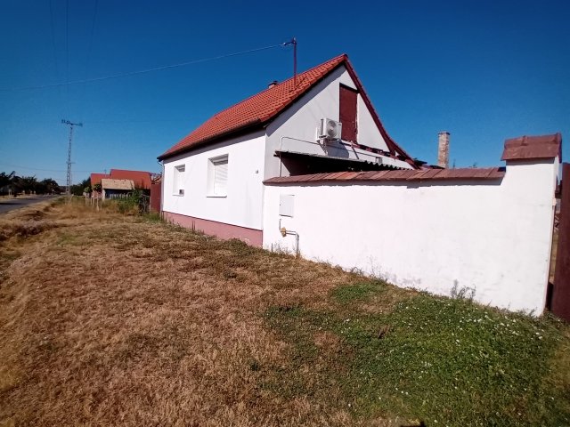 Eladó családi ház, Érsekcsanádon 30.3 M Ft, 3 szobás