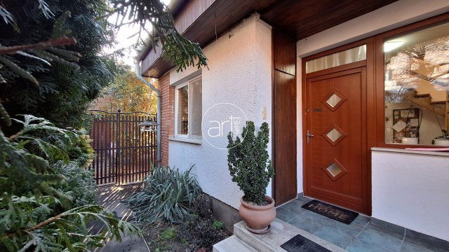 Eladó téglalakás, Szegeden 100 M Ft, 5 szobás