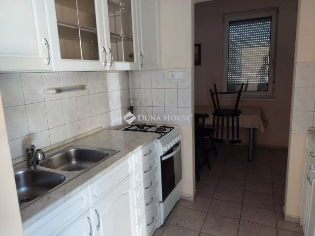 Eladó téglalakás, Pápán 48.1 M Ft, 3 szobás