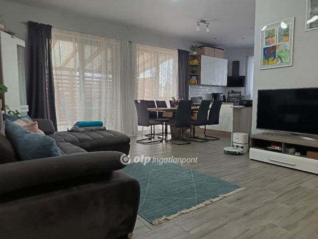 Eladó családi ház, Mikepércsen 103 M Ft, 4 szobás