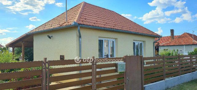 Eladó családi ház, Tégláson 69.9 M Ft, 2+1 szobás