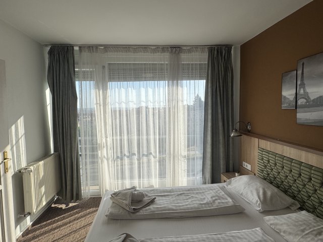 Eladó hotel, Pécsett, Kálvária utcában 350 M Ft, 14 szobás