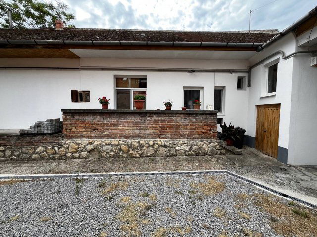 Eladó üzlethelyiség, Pécsett 44.9 M Ft, 4 szobás