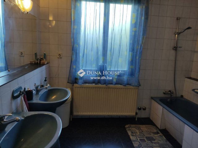 Eladó családi ház, Dunabogdányban 170 M Ft, 6+3 szobás