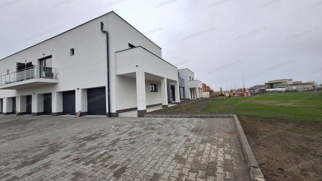 Eladó téglalakás, Jászberényben 55.575 M Ft, 2 szobás