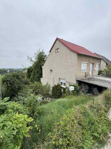 Eladó családi ház, Ajkán 48 M Ft, 4+2 szobás