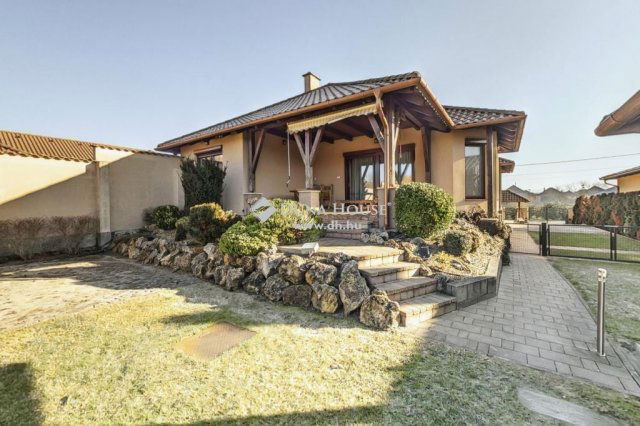 Eladó családi ház, Kecskéden 154.9 M Ft, 5 szobás