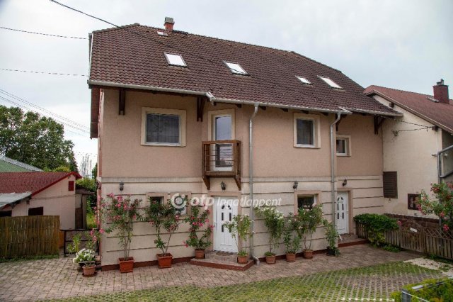 Eladó családi ház, Balatonkenesén 319 M Ft, 12 szobás