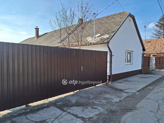 Eladó családi ház, Akasztón 18.9 M Ft, 2 szobás