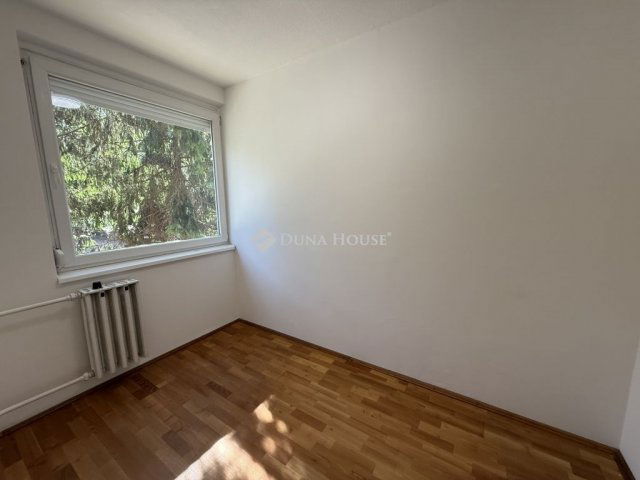 Eladó panellakás, Pécsett 42.9 M Ft, 3 szobás