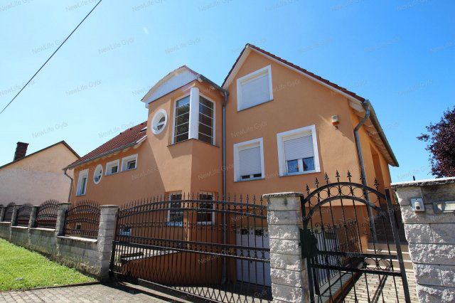 Eladó családi ház, Győrött 147.5 M Ft, 5 szobás