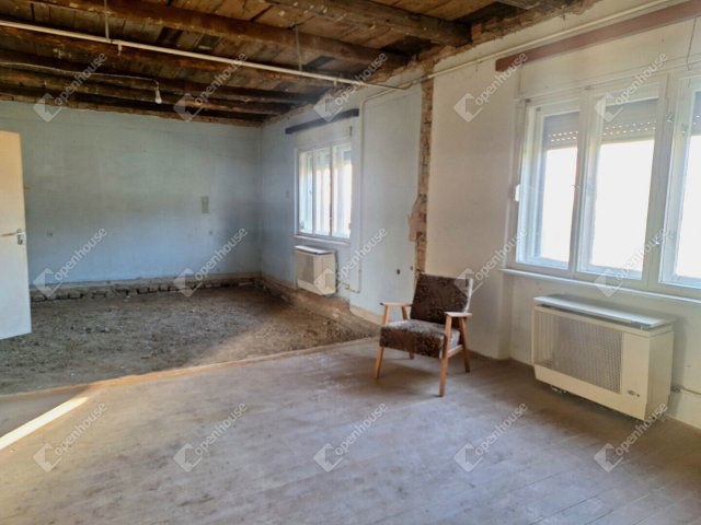 Eladó családi ház, Újkéren 21.5 M Ft, 2 szobás