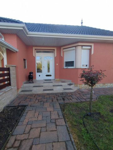 Eladó családi ház, Bakonyszentlászlón 110 M Ft, 6 szobás