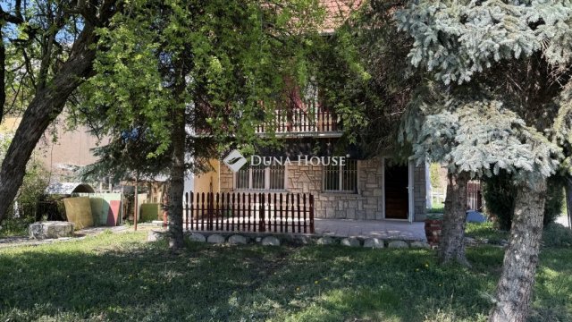 Eladó családi ház, Esztergomban 66.9 M Ft, 3 szobás