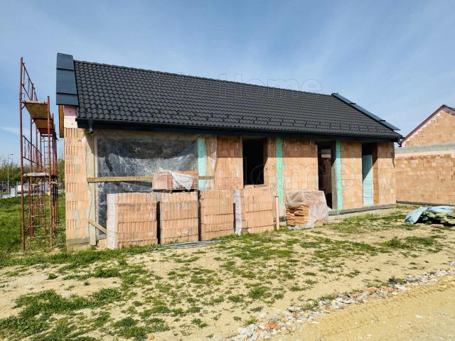 Eladó ikerház, Győrújbaráton 102.37 M Ft, 3 szobás