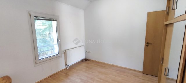 Eladó téglalakás, Pécsett 90 M Ft, 4 szobás