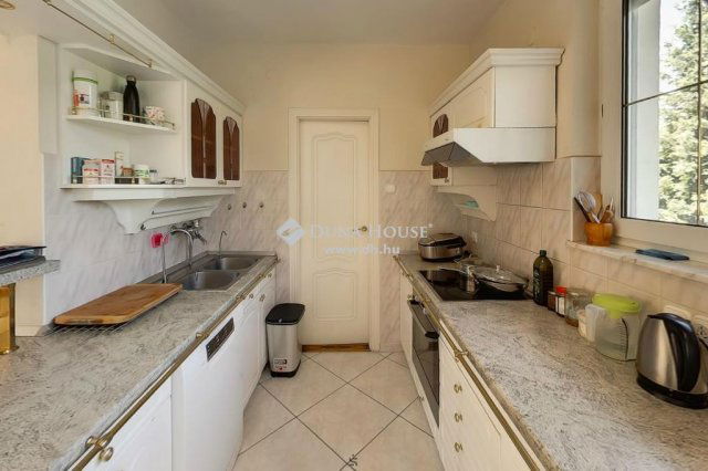 Eladó családi ház, Budapesten, II. kerületben 262.125 M Ft