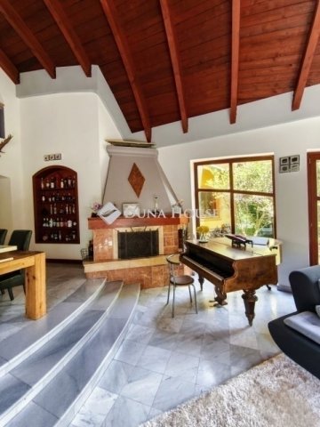 Eladó családi ház, Pécsett 120 M Ft, 6 szobás