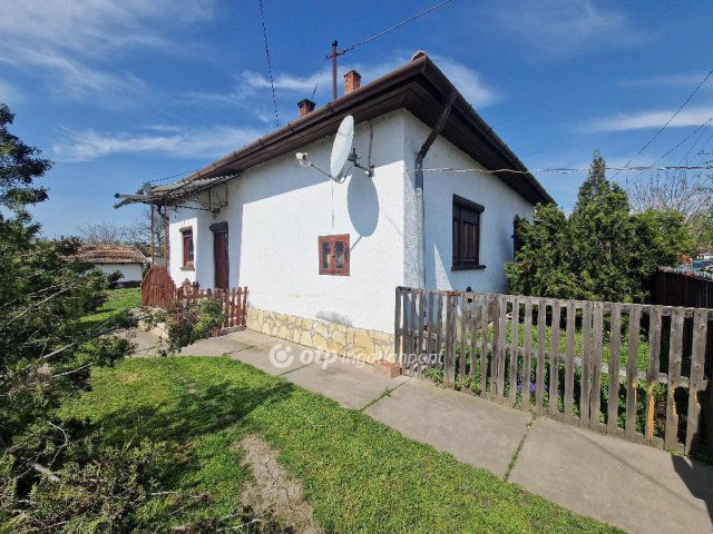 Eladó családi ház, Kenderesen 15.2 M Ft, 2+1 szobás