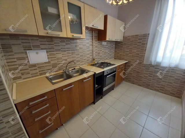 Eladó téglalakás, Szolnokon 27.5 M Ft, 2 szobás