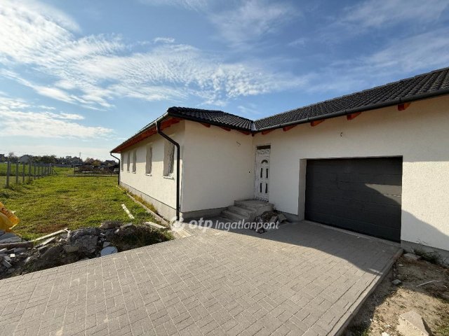 Eladó ikerház, Szigetcsépen 91.9 M Ft, 2+3 szobás