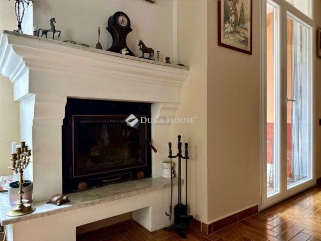 Eladó családi ház, Abaligeten 139 M Ft, 9 szobás