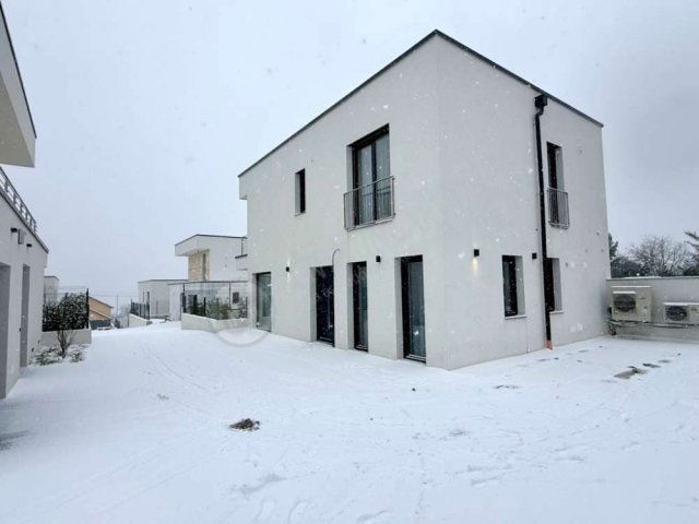 Kiadó ikerház, albérlet, Budapesten, III. kerületben, 4 szobás