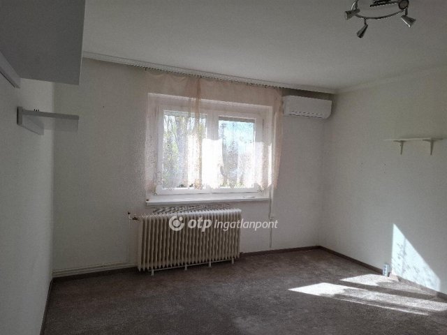 Eladó panellakás, Békéscsabán 29.9 M Ft, 2 szobás