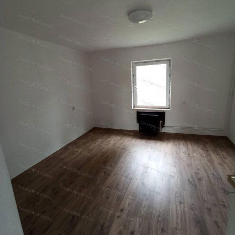 Eladó családi ház, Újszászon 18 M Ft, 1 szobás