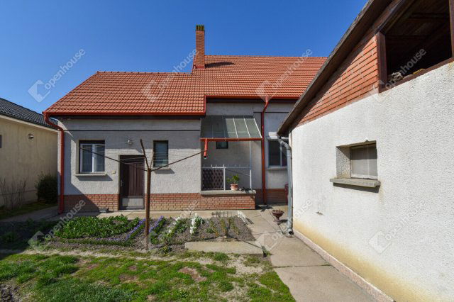 Eladó családi ház, Szegeden 139 M Ft, 6 szobás